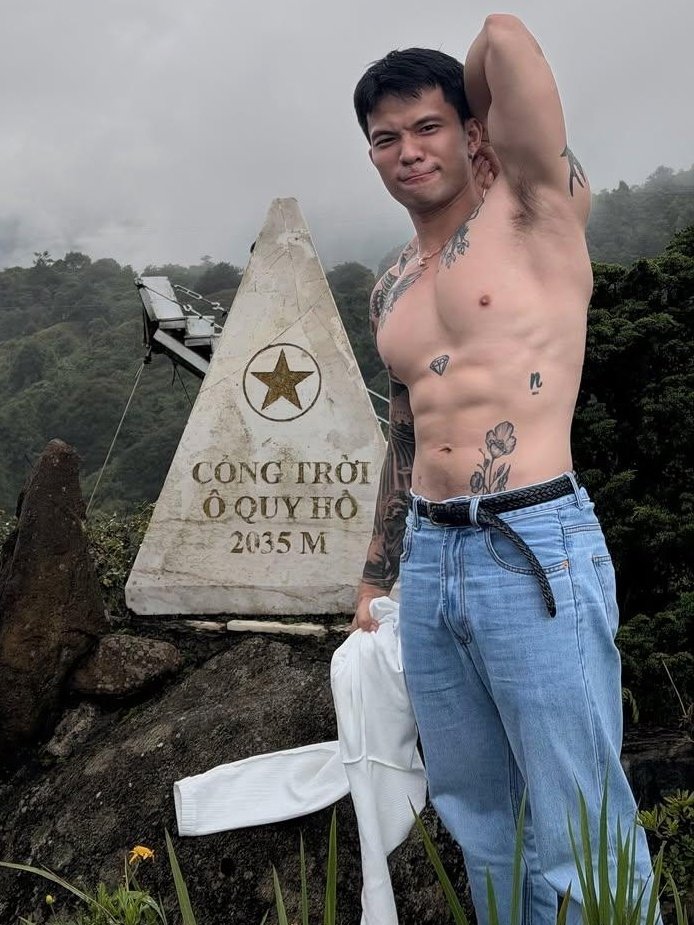 Bosuadamduc's tweet photo. Đụ mẹ nó. Thịt nó nở, nách săn chắc, tảng bự còn có lông nách. Đi climbing với nó t cho hít popper t nhào vô t liếm nách trên đỉnh, đẩy vô lùm t nút núm vú chùn chụt. Vừa liếm nách vừa mân vú ảnh, trườn thân hình trần truồng trên ng ảnh đá lỗ tai r nút lưỡi. https://t.co/kj754h03QB
