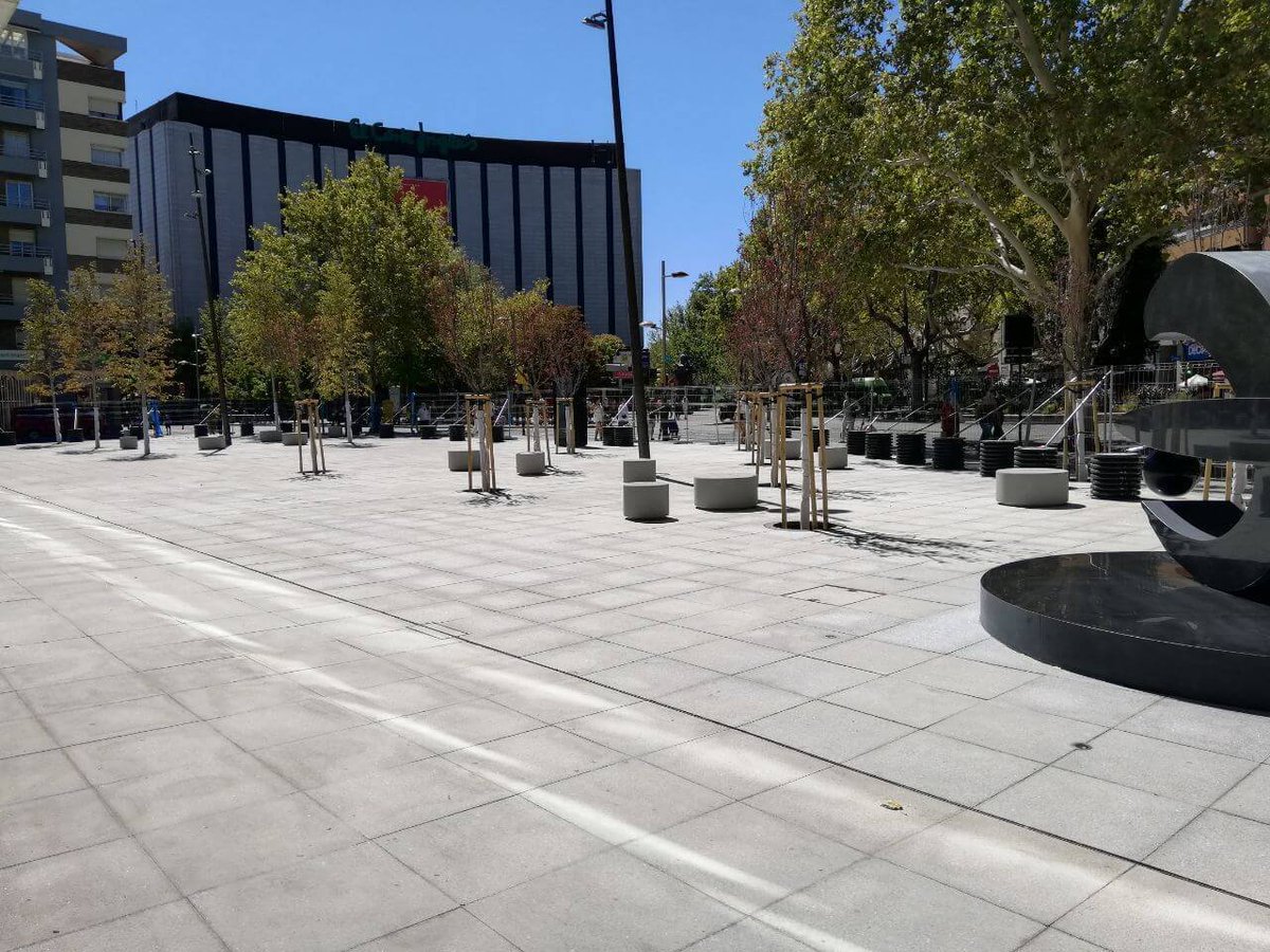 Osetenodiya's tweet photo. Nueva plaza solárium, que invita a entrar al refugio climático del Cortinglés. https://t.co/tXb0mlztGZ