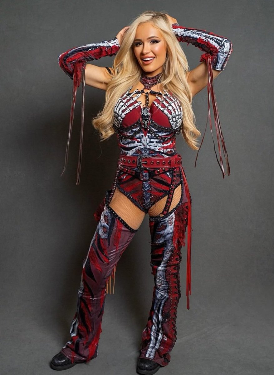 SmokeShowCosmic's tweet photo. I wanted undead cowgirl but make it fashion, bones and flesh. https://t.co/Q7iOlCHiKs