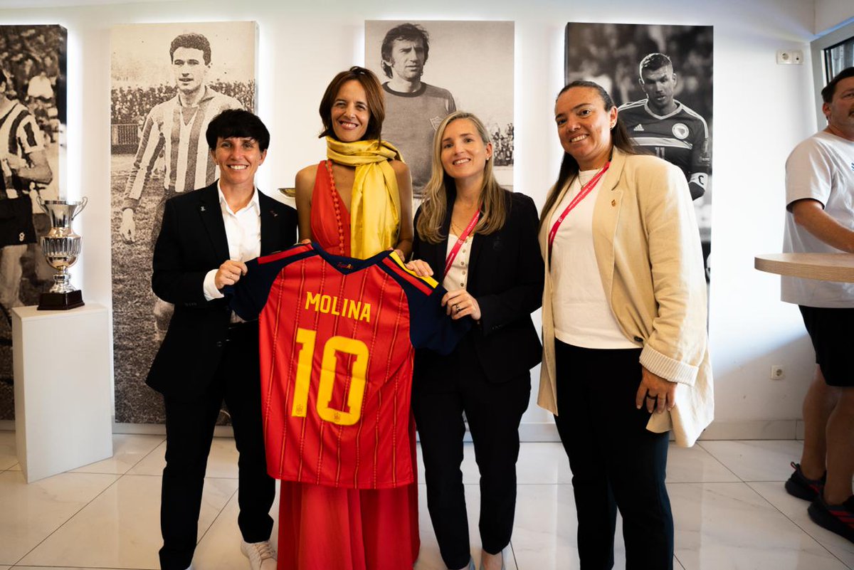 SEFutbolFem's tweet photo. 👕 La delegación de la @sefutbolfem sub-19 ha hecho entrega de una camiseta del combinado nacional a la embajadora de España en Bosnia y Herzegovina, María Molina Álvarez de Toledo.

#U19WEURO | #NuestraBase https://t.co/Y6OMuLXKjw