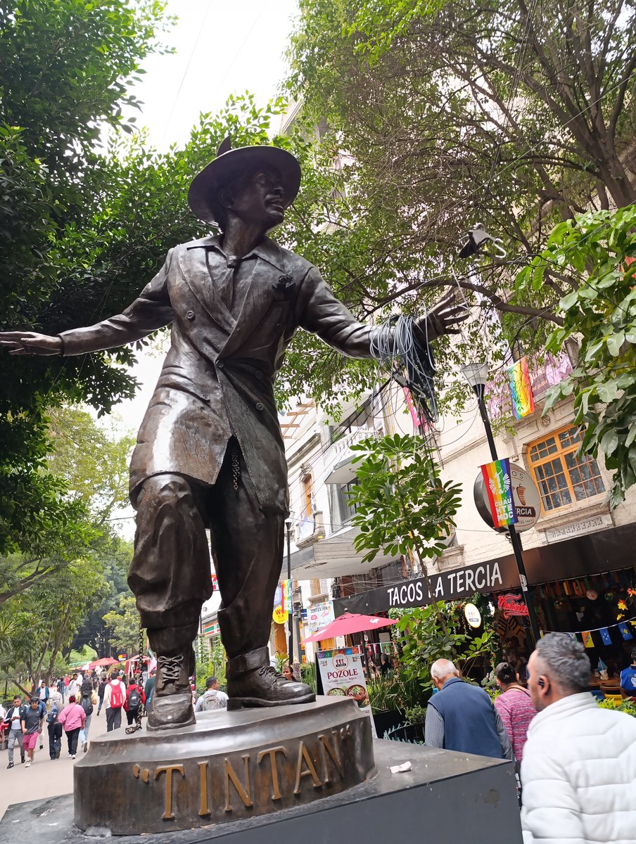 kuracb's tweet photo. @AlessandraRdlv
@AlcCuauhtemocMx 
Pónganse a trabajar, la estatua de #Tintan parece tendedero por los cables de las telefonías. https://t.co/mIivGfkuwN