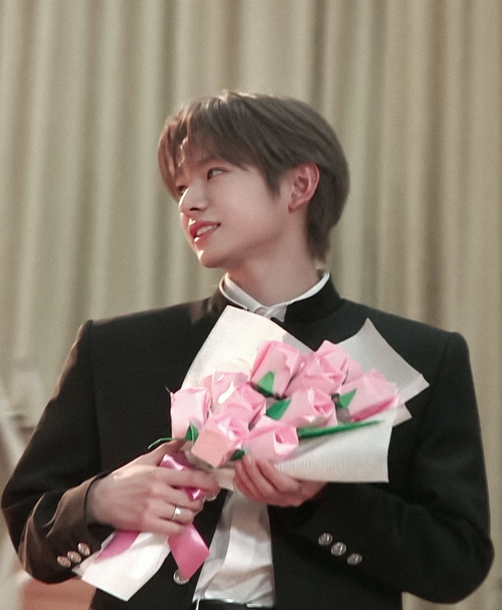 Mozz_ddd's tweet photo. 졸업식이 있던 날 
졸업장 수여식이 끝나자마자 수많은 여학우와 소수의 남학우들을 따돌리고 보건실로 달려온 유디

나 무사히 잘 졸업했어요 사귀자

자신의 교복 두 번째 단추와 꽃다발을 내미는 진지한 유디 얼굴에 이제는 더 이상 장난으로 어영부영 넘기는 건 유디에 대한 예의가 아니라고 생각 한 보건쌤

유디 나는 사회인이고 너는 이제 막 성인이 됐지? 너는 나에 비하면 아직 너무 어리고 많은 사람을 만나보지 못했잖아 네가 대학에 가서 여러 사람을 만나 본 후 직업을 갖게 되고 다양한 경험을 하게 된 후에도 내가 생각나면 그때 나를 다시 찾아와줘 그럼 그때에는 너를 한 사람의 성인으로서 남자로서 진지하게 대할게

... 그래도 꽃다발은 받아주세요

이거 유디도 받은 거잖아

받아주세요. 나중에 올 땐 제가 번 돈으로 산 꽃다발 선물할게요

그래 고마워.. 졸업 축하해