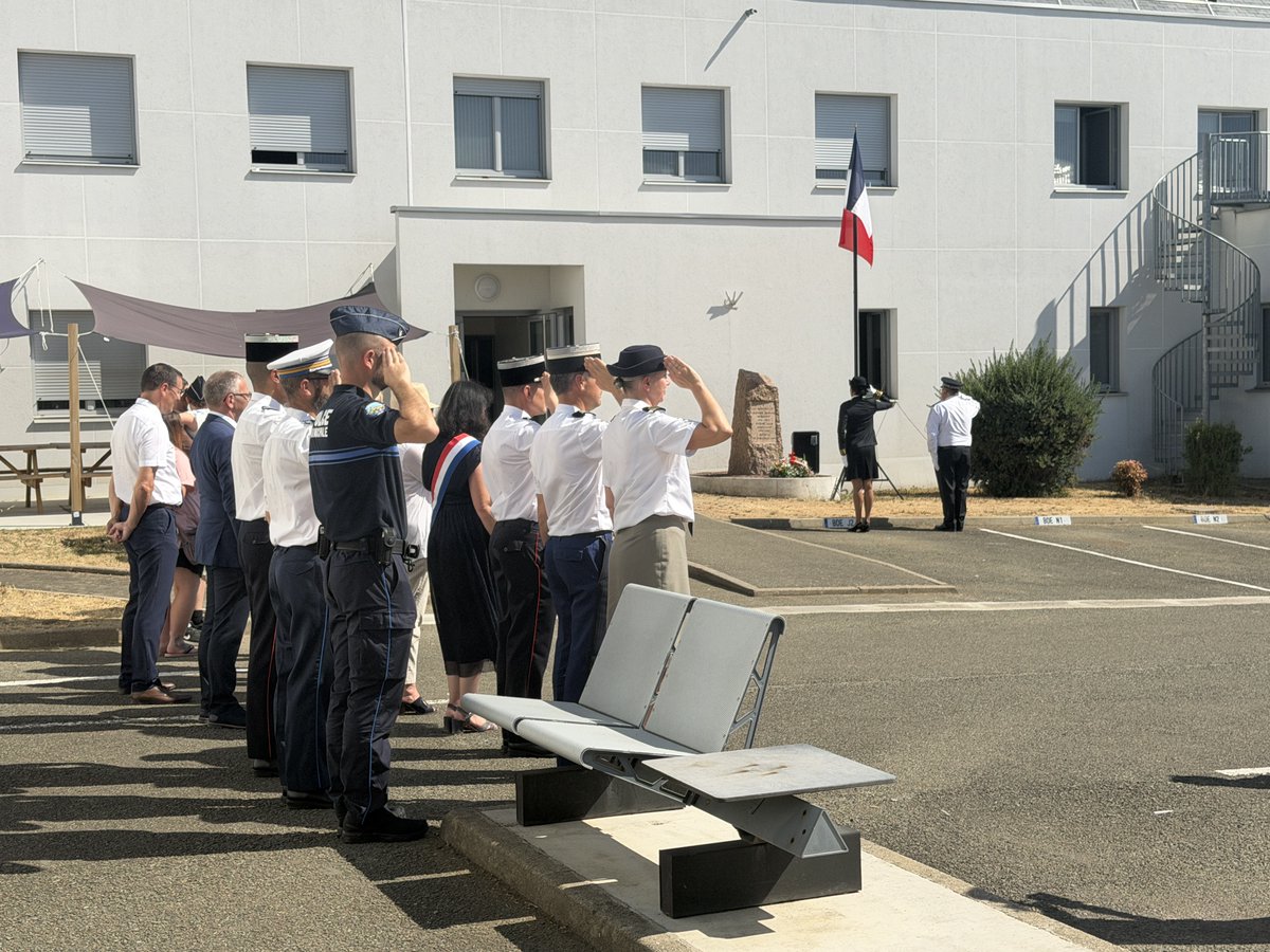Prefet53's tweet photo. #PoliceNationale #Sécurité #Engagement #République 🇫🇷

[10/07] À l’occasion de la Journée de la Police nationale, une cérémonie s’est tenue aujourd’hui au commissariat de #Laval afin de rendre hommage aux femmes et aux hommes qui œuvrent chaque jour à la sécurité de nos concitoyens et à la protection de la République.

👮 NADEGE BAPTISTA, préfète de la #Mayenne, a présidé cette cérémonie aux côtés du Directeur Départemental de la Police nationale et procédé à la lecture du message de Laurent Nuñez, ministre de l’Intérieur : « Aux racines de votre engagement se trouvent la protection des plus vulnérables, le secours aux victimes et la sécurité de chacun de nos concitoyens. »

🇫🇷 Cette journée est un temps de reconnaissance et de mémoire envers les 153 000 femmes et hommes de la Police nationale, engagés tout au long de l’année au service de la population. Elle rend également hommage aux policiers morts en mission ou en service et salue le courage, le professionnalisme et le sens du devoir de l’ensemble des personnels.

👏 La préfète adresse sa reconnaissance à toutes celles et ceux qui, en Mayenne comme partout en France, font vivre chaque jour les valeurs de la Police nationale : protéger, servir et garantir la sécurité de tous.