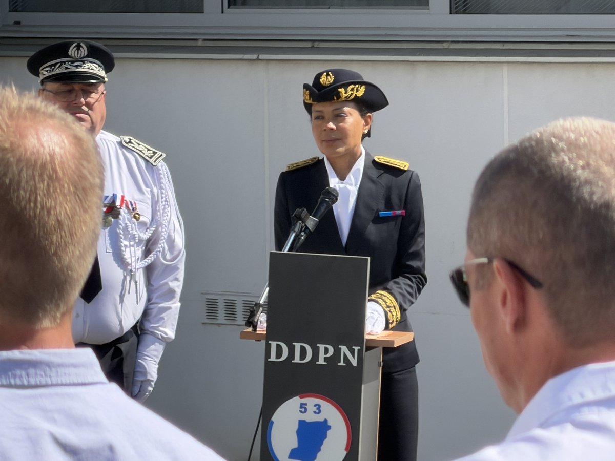 Prefet53's tweet photo. #PoliceNationale #Sécurité #Engagement #République 🇫🇷

[10/07] À l’occasion de la Journée de la Police nationale, une cérémonie s’est tenue aujourd’hui au commissariat de #Laval afin de rendre hommage aux femmes et aux hommes qui œuvrent chaque jour à la sécurité de nos concitoyens et à la protection de la République.

👮 NADEGE BAPTISTA, préfète de la #Mayenne, a présidé cette cérémonie aux côtés du Directeur Départemental de la Police nationale et procédé à la lecture du message de Laurent Nuñez, ministre de l’Intérieur : « Aux racines de votre engagement se trouvent la protection des plus vulnérables, le secours aux victimes et la sécurité de chacun de nos concitoyens. »

🇫🇷 Cette journée est un temps de reconnaissance et de mémoire envers les 153 000 femmes et hommes de la Police nationale, engagés tout au long de l’année au service de la population. Elle rend également hommage aux policiers morts en mission ou en service et salue le courage, le professionnalisme et le sens du devoir de l’ensemble des personnels.

👏 La préfète adresse sa reconnaissance à toutes celles et ceux qui, en Mayenne comme partout en France, font vivre chaque jour les valeurs de la Police nationale : protéger, servir et garantir la sécurité de tous.