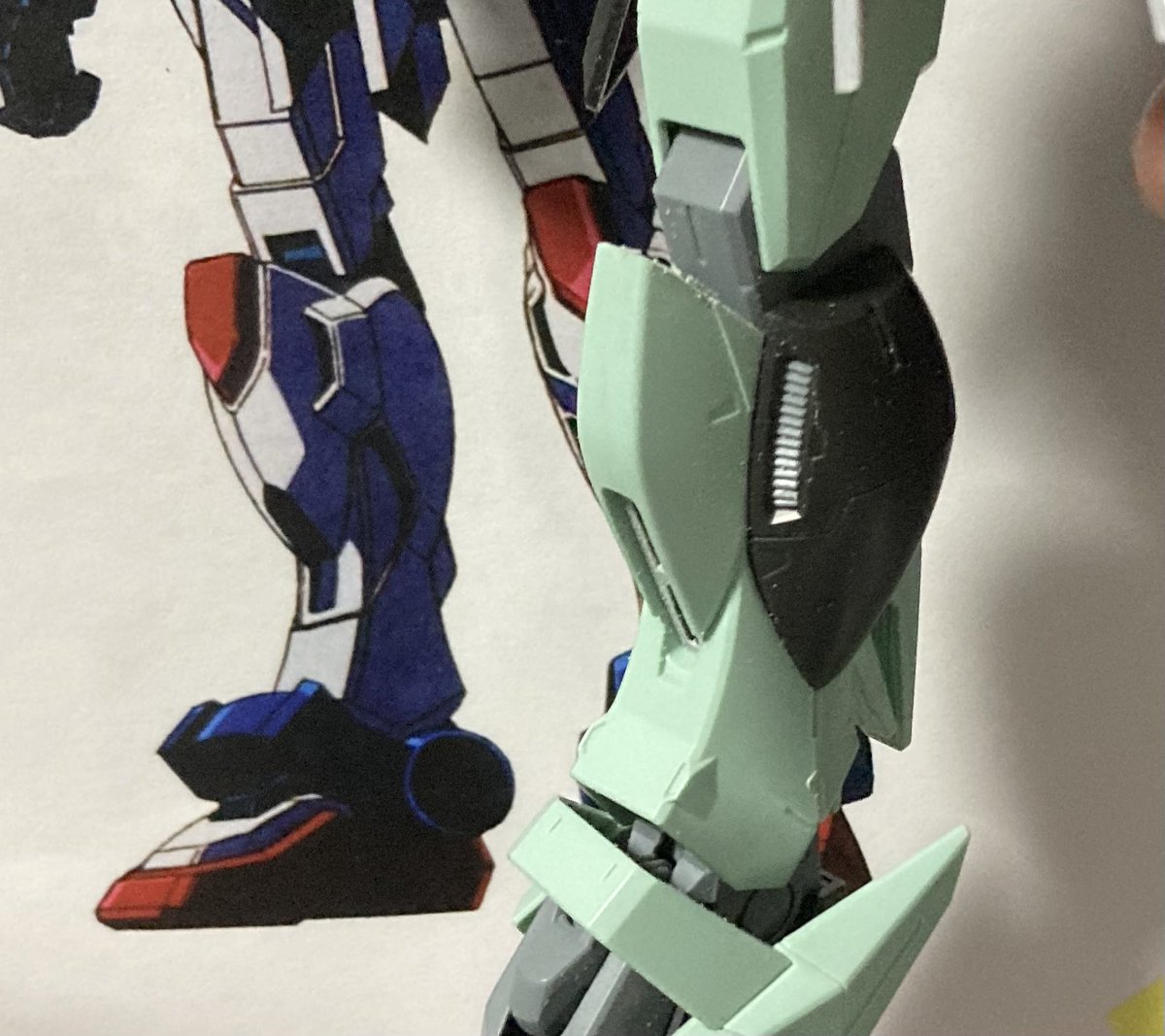 AkihalCS's tweet photo. そして脚部へ…！
左右ダクトが独特なのもそうなんですが、膝が不思議な感じです。赤い膝小僧くんがポイントか…！！？ https://t.co/fBZmwk36ge