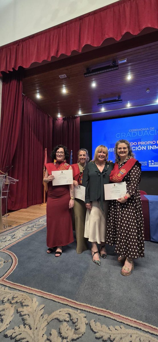 CAFMadrid's tweet photo. 📜 Manuela J. Martínez @presidenteCAFM se ha desplazado hasta Burgos para asistir a la ceremonia de graduación del Grado Propio en Administración de Fincas celebrado por la Universidad. 

📷 En la foto junto con las graduadas por Madrid https://t.co/b8x3amJ1Yh