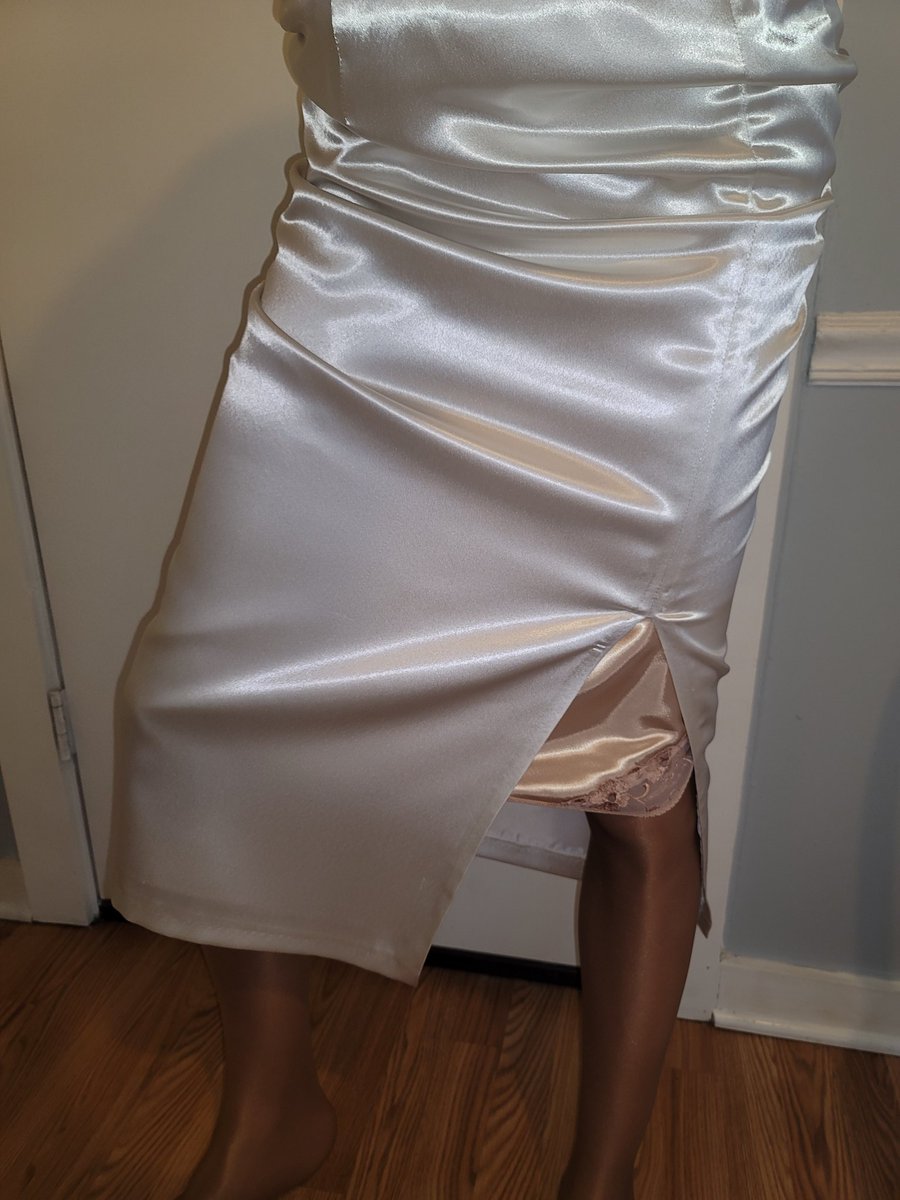 Lined_Skirts's tweet photo. Satin skirt with a satin half slip https://t.co/cULdugpZYa