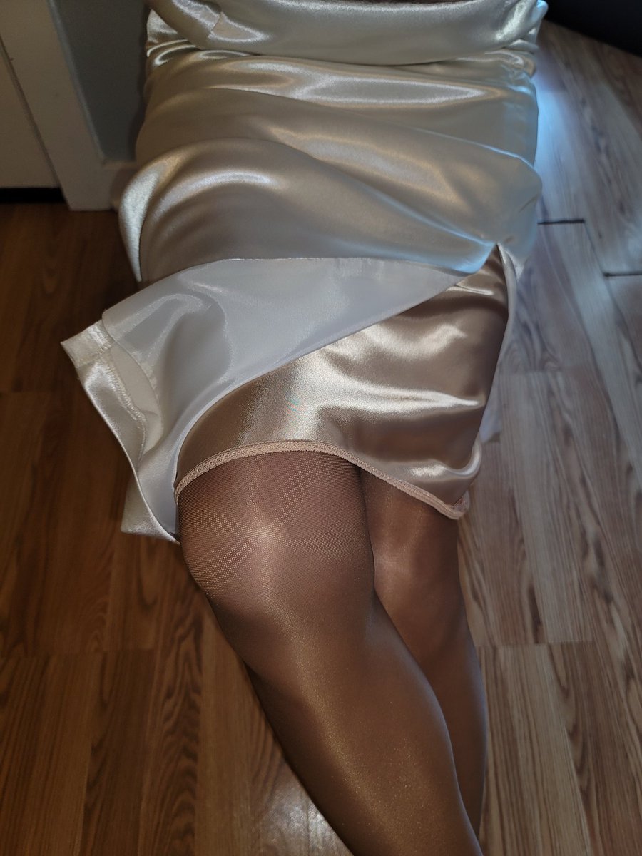 Lined_Skirts's tweet photo. Satin skirt with a satin half slip https://t.co/cULdugpZYa