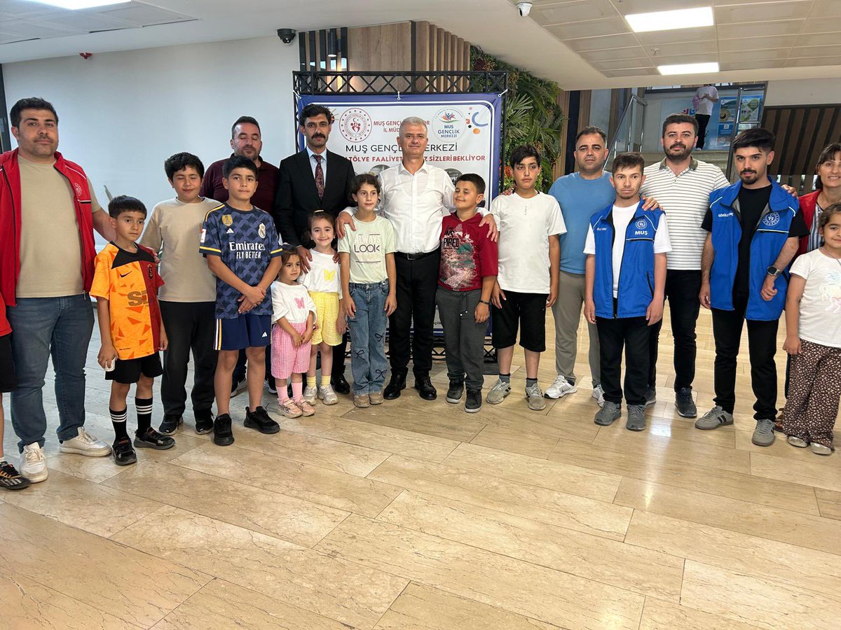 Mus_GM's tweet photo. #GSBGençlikYazKulübü’nde enerji hiç bitmiyor! 🎉🏀🎨🔬

İl Müdürümüz Yusuf Kılıç, yaz kulübü öğrencilerimizle bir araya gelerek ikramlar eşliğinde keyifli sohbetler gerçekleştirdi. ☕🍪💙❤️📸

#GSBGM
#GSBGençlikYazKulübü https://t.co/x8y8bZXWib