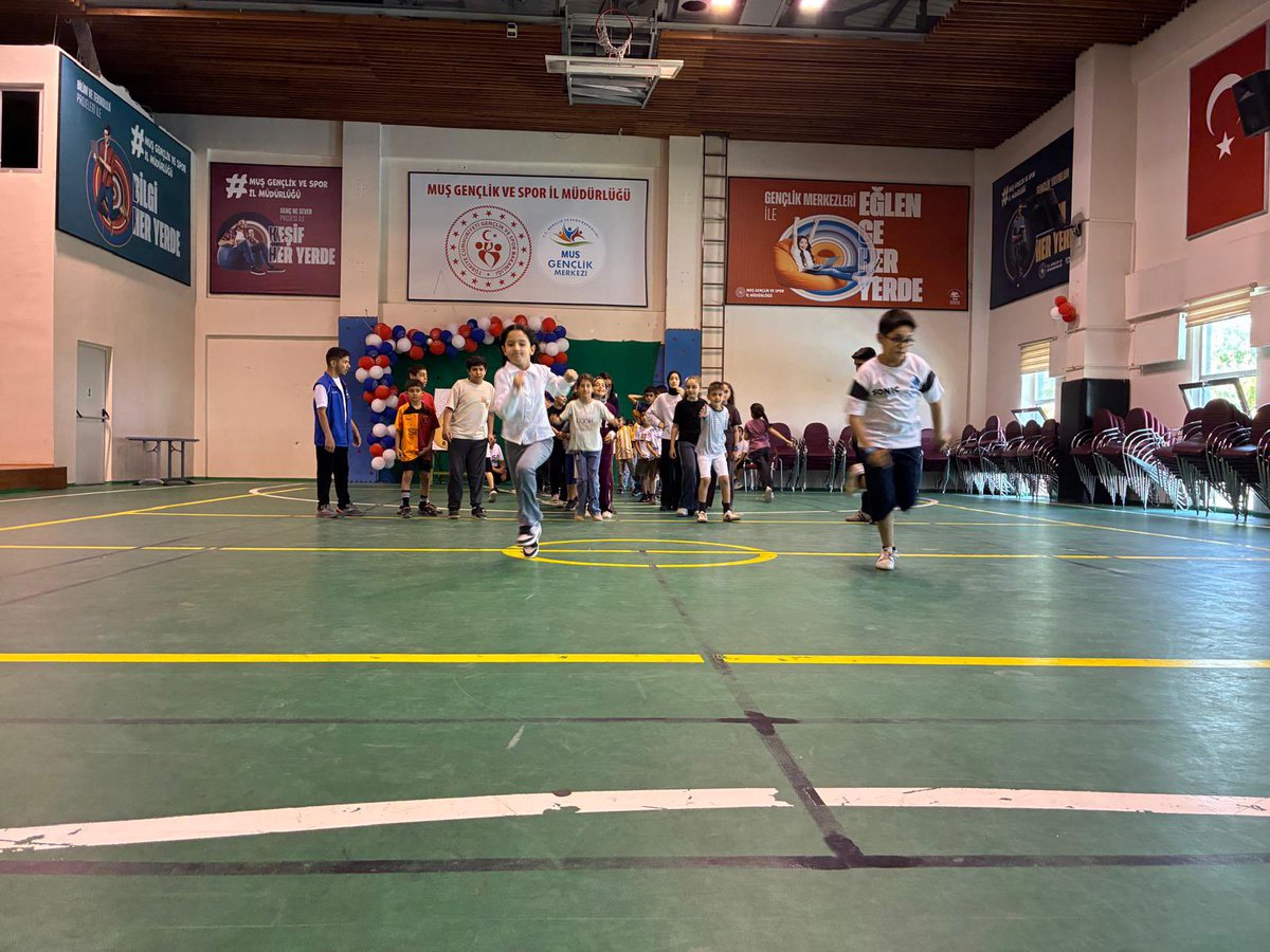 Mus_GM's tweet photo. #GSBGençlikYazKulübü’nde enerji hiç bitmiyor! 🎉🏀🎨🔬

İl Müdürümüz Yusuf Kılıç, yaz kulübü öğrencilerimizle bir araya gelerek ikramlar eşliğinde keyifli sohbetler gerçekleştirdi. ☕🍪💙❤️📸

#GSBGM
#GSBGençlikYazKulübü https://t.co/x8y8bZXWib