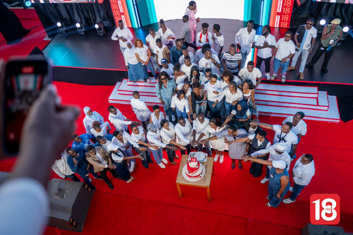 Fireliglntfi's tweet photo. One team. One cake. 18 years of greatness. 🎂💛

Here’s to celebrating every milestone together with Tasty Goldy! 

#NBSat18 #NBSUpdates https://t.co/azrCMZmQxs