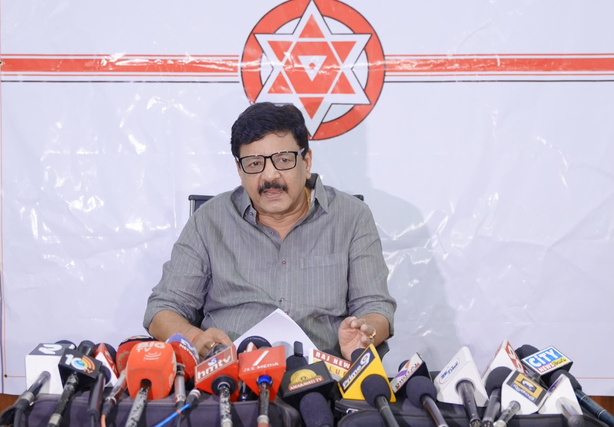 kanduladurgesh's tweet photo. దళిత క్రైస్తవుల పేరుతో నిర్వహించిన సభలో వారి సంక్షేమం, అభివృద్ధిపై చర్చించకుండా, డిప్యూటీ సీఎం శ్రీ పవన్ కళ్యాణ్ గారినే వ్యక్తిగతంగా లక్ష్యంగా చేసుకోవడం వారి అసలు ఉద్దేశాన్ని బయటపెట్టింది. దేశ సమగ్రత, సనాతన ధర్మ పరిరక్షణ కోసం బలంగా నిలబడిన జనసేనాని పవన్ కళ్యాణ్ ని రాజకీయంగా ఎదుర్కొనలేక తాడేపల్లి ప్యాలెస్ నుంచి వస్తున్న స్క్రిప్ట్‌తో ఈ ముఠా అభ్యంతరకర భాషతో దూషిస్తోంది.

రాష్ట్రంలో మత ఘర్షణలకు దారితీసేలా రావణ్, శ్రవణ్ మరియు ప్రకాష్ రాజ్ లు రాజకీయ ప్రేరేపిత అజెండాతో వ్యవహరిస్తున్నారు. వారి వెనుక వైసీపీ కుట్ర ఉందనే అనుమానాలు బలపడుతున్నాయి. ఉపా (UAPA) కేసులో అరెస్ట్ అయిన రావణ్ వెనుక పూర్తి స్థాయిలో వైఎస్సార్సీపీ ఉంది, విజయవాడ ఎయిర్‌పోర్ట్‌లో మాజీ సీఎం వైఎస్ జగన్‌ మోహన్ రెడ్డిని రావణ్ సన్నిహితురాలు గగన కలిసి మద్దతు కోరడం, ఆ బాధ్యతలను దేవినేని అవినాష్‌కు అప్పగించడంతో వీరి ముసుగు తొలగిపోయింది.

సనాతన ధర్మాన్ని కించపరచడం, ప్రజల్లో మత విద్వేషాలను రెచ్చగొట్టడం, రాష్ట్ర శాంతి భద్రతలకు విఘాతం కలిగించడం వంటి చర్యలను కూటమి ప్రభుత్వం ఏమాత్రం ఉపేక్షించదు. ప్రజల విశ్వాసాలను గౌరవిస్తూ, రాష్ట్రంలో శాంతి, సామరస్యం, చట్టపరిపాలనను కాపాడేందుకు గౌరవ ముఖ్యమంత్రి శ్రీ నారా చంద్రబాబు నాయుడు గారు, గౌరవ ఉపముఖ్యమంత్రి శ్రీ పవన్ కళ్యాణ్ గార్ల నాయకత్వంలోని కూటమి ప్రభుత్వం కట్టుబడి ఉంది. కూటమి ప్రభుత్వాన్ని అస్థిరపరచే కుట్రలను ఖచ్చితంగా తిప్పికొడతాం అని తెలియజేస్తున్నాను.

@PawanKalyan @JanaSenaParty