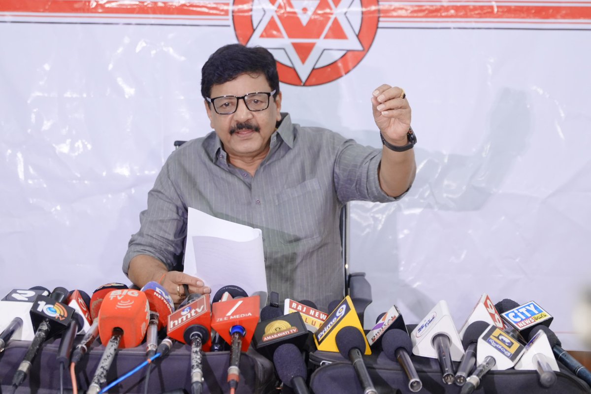 kanduladurgesh's tweet photo. దళిత క్రైస్తవుల పేరుతో నిర్వహించిన సభలో వారి సంక్షేమం, అభివృద్ధిపై చర్చించకుండా, డిప్యూటీ సీఎం శ్రీ పవన్ కళ్యాణ్ గారినే వ్యక్తిగతంగా లక్ష్యంగా చేసుకోవడం వారి అసలు ఉద్దేశాన్ని బయటపెట్టింది. దేశ సమగ్రత, సనాతన ధర్మ పరిరక్షణ కోసం బలంగా నిలబడిన జనసేనాని పవన్ కళ్యాణ్ ని రాజకీయంగా ఎదుర్కొనలేక తాడేపల్లి ప్యాలెస్ నుంచి వస్తున్న స్క్రిప్ట్‌తో ఈ ముఠా అభ్యంతరకర భాషతో దూషిస్తోంది.

రాష్ట్రంలో మత ఘర్షణలకు దారితీసేలా రావణ్, శ్రవణ్ మరియు ప్రకాష్ రాజ్ లు రాజకీయ ప్రేరేపిత అజెండాతో వ్యవహరిస్తున్నారు. వారి వెనుక వైసీపీ కుట్ర ఉందనే అనుమానాలు బలపడుతున్నాయి. ఉపా (UAPA) కేసులో అరెస్ట్ అయిన రావణ్ వెనుక పూర్తి స్థాయిలో వైఎస్సార్సీపీ ఉంది, విజయవాడ ఎయిర్‌పోర్ట్‌లో మాజీ సీఎం వైఎస్ జగన్‌ మోహన్ రెడ్డిని రావణ్ సన్నిహితురాలు గగన కలిసి మద్దతు కోరడం, ఆ బాధ్యతలను దేవినేని అవినాష్‌కు అప్పగించడంతో వీరి ముసుగు తొలగిపోయింది.

సనాతన ధర్మాన్ని కించపరచడం, ప్రజల్లో మత విద్వేషాలను రెచ్చగొట్టడం, రాష్ట్ర శాంతి భద్రతలకు విఘాతం కలిగించడం వంటి చర్యలను కూటమి ప్రభుత్వం ఏమాత్రం ఉపేక్షించదు. ప్రజల విశ్వాసాలను గౌరవిస్తూ, రాష్ట్రంలో శాంతి, సామరస్యం, చట్టపరిపాలనను కాపాడేందుకు గౌరవ ముఖ్యమంత్రి శ్రీ నారా చంద్రబాబు నాయుడు గారు, గౌరవ ఉపముఖ్యమంత్రి శ్రీ పవన్ కళ్యాణ్ గార్ల నాయకత్వంలోని కూటమి ప్రభుత్వం కట్టుబడి ఉంది. కూటమి ప్రభుత్వాన్ని అస్థిరపరచే కుట్రలను ఖచ్చితంగా తిప్పికొడతాం అని తెలియజేస్తున్నాను.

@PawanKalyan @JanaSenaParty