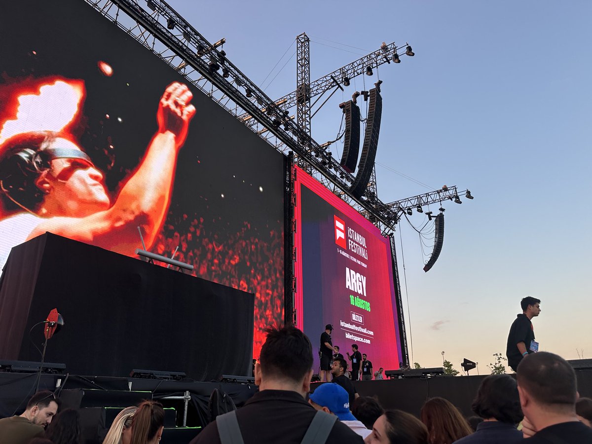 aynebiliyimof's tweet photo. Yapacağınız golden circle'a sokayım #manifestival https://t.co/SenoIUNy6K