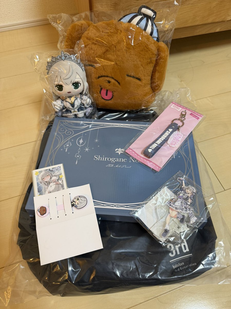 Winston269's tweet photo. 誕生日記念グッズ無事届きました☺️
きゅるるんのバッグ等も一緒に届いたのとポッパレも他の団員さんのおかげで手に入れられて一気に団長が沢山来てくれて幸せ❤️

#ノエル団長届いたよ
#だんちょみてちょ https://t.co/qIror0pfkT