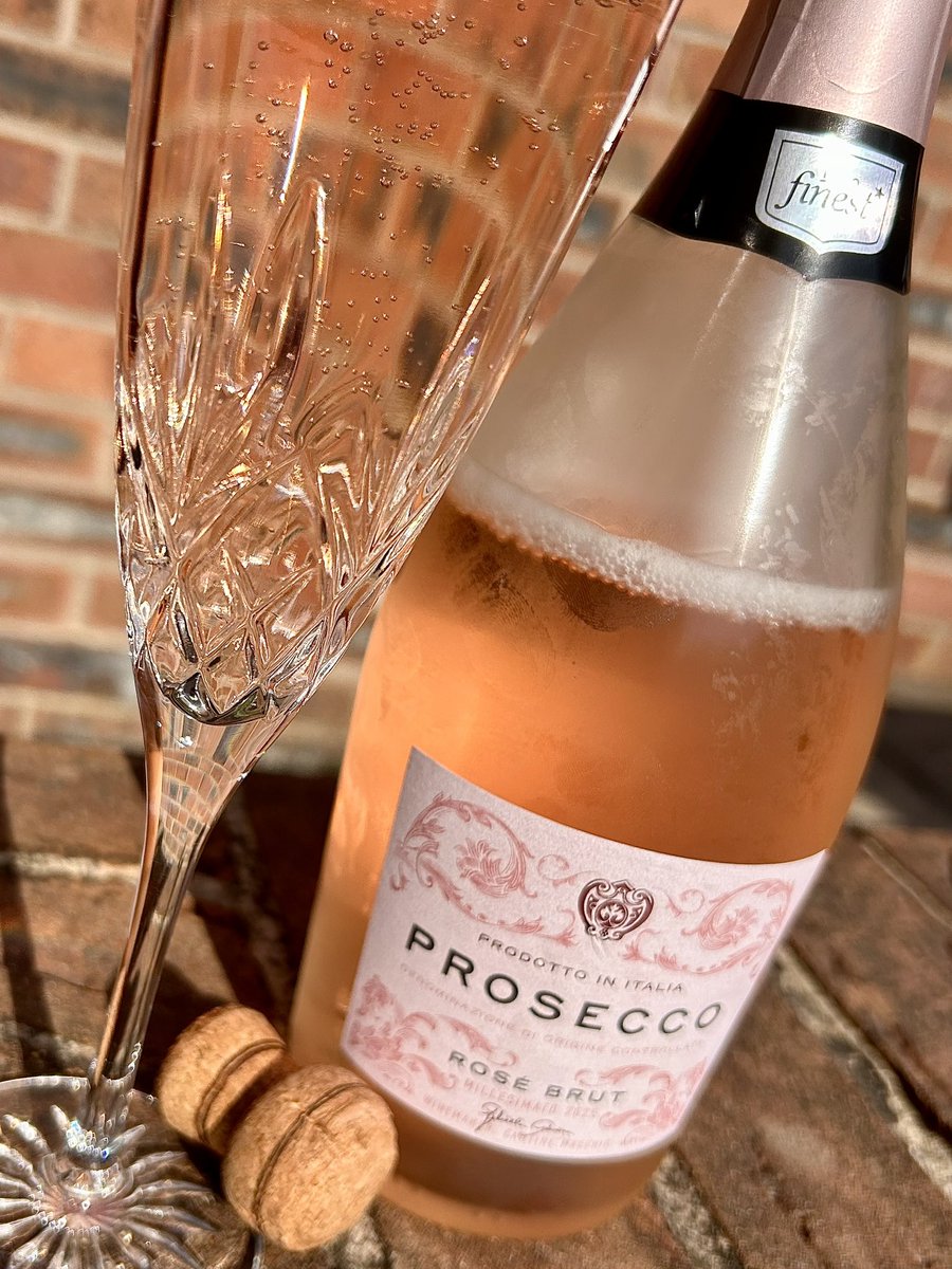 HellingtonBoots's tweet photo. Happy #FizzyFriday! 🥳🥳
I’ve popped and poured 🍾
Cheers my dears 🥂
🍑s 🆙
I have no idea how I’ve made it through this week. It’s been relentless. And the hot weather has not assisted matters! 👩🏼🏫
One week to go!!! 🥳 https://t.co/r9UPyAXnc5