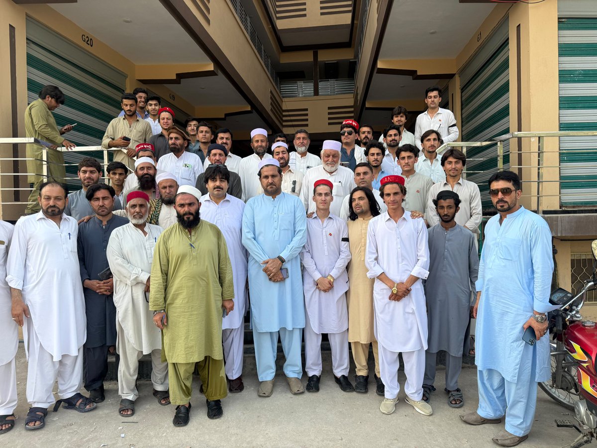 abid_okz's tweet photo. مونږه پکي رزق پسې خاورې شو. 
خلک مو د خاوری نه لعلونه وړې. 
#RememberingMaulanaKhanZebHaroonBilour
@ANPMarkaz https://t.co/JKo3b9cp4X