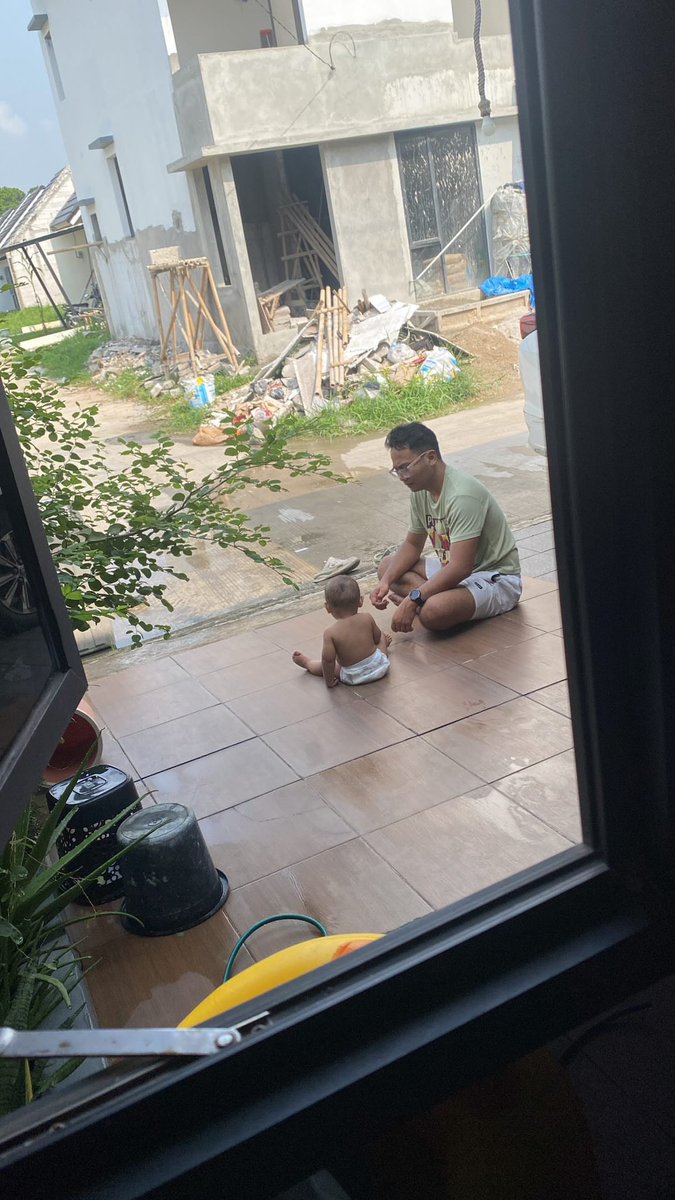 mamahmuda1_'s tweet photo. Jadi anak aku tuh lagi difase teriak-teriak, terus kalo yg gasesuai hati nya marah marah nah aku ngobrol sama dia

🧕🏻 : Adeek, adek kenap sekarang teriak terus, marah marah terus, ibu tidak suka, itu tidak baik loh dek, kan bisa bicara baik baik. 
*Tiba-tiba suami gue nyeletuk 
👨🏻‍🦰: sayang itu ada kaca gede bgt

Aku suruh keluar mereka berdua😶
cc: gpsendi