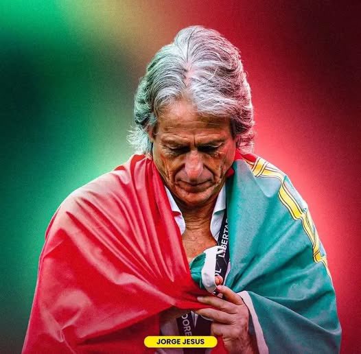 vasco_mendonca's tweet photo. Sou um fã do Jorge Jesus. Gosto de tudo. Gosto das qualidades e tolero os defeitos sem grande dificuldade. Gosto da forma como fala, das calinadas e até de um par de disparates com os quais não concordei em tempos. Gostei muito de o ouvir hoje. É o package completo. 

Não sei se o Jorge Jesus é Portugal personificado num treinador de futebol, mas há nele uma síntese que qualquer português reconhece de imediato. Tenho uma tese: acho que isso acontece porque o Jorge Jesus se parece mais com a maioria de nós do que às vezes gostamos de reconhecer, pelo menos quando não tentamos ser outra coisa que não nós próprios. É positivo que a seleção volte a ter um treinador português, mas, digo eu, é ainda melhor que seja português até ao tutano. E também me agrada muito que seja um septuagenário que, em outros ofícios, já teria sido esquecido por toda a gente. Que continue com muita saúde. 

Contrariamente a algumas piadas, o Jorge Jesus é um tipo com as suas multitudes: inteligência, sentimentos à flor da pele, uma pitada de marialva que sempre me divertiu, paixão pelo trabalho e uma crueza que faz com que a maior parte do que ele diz mereça ser ouvido. É uma personagem muito interessante sem tentar. Não é um intelectual sofisticado, mas o intelecto dele funciona desde que me lembro. Diz o que pensa e, por muitas caricaturas que façam, pensa sempre antes de falar. 

Já me deu grandes alegrias, umas quantas tristezas e já me irritou em alguns momentos. Esteve muito perto de fazer história no meu clube. Também cometeu erros e não esteve bem na última passagem pelo Benfica. Acho que ele próprio sabe isso. Mas vivo bem com essa totalidade. O tempo ajuda a olhar para algumas coisas com mais nitidez. 

Não sei se vai correr bem, ninguém sabe, mas nunca quis tanto que um treinador desse certo na seleção. Bastou uma conferência de imprensa do homem para que me apetecesse voltar a vibrar com a equipa portuguesa. Parecia-me improvável até há poucos dias. A seleção precisa de voltar a ser uma coisa que entusiasme e crie um sentimento de orgulho. Precisa, numa palavra, de tesão. Para isso, um dos melhores treinadores portugueses vai ter a oportunidade, muito merecida, de dirigir o melhor grupo de jogadores que já teve ao seu dispor. Pra cima deles, JJ.