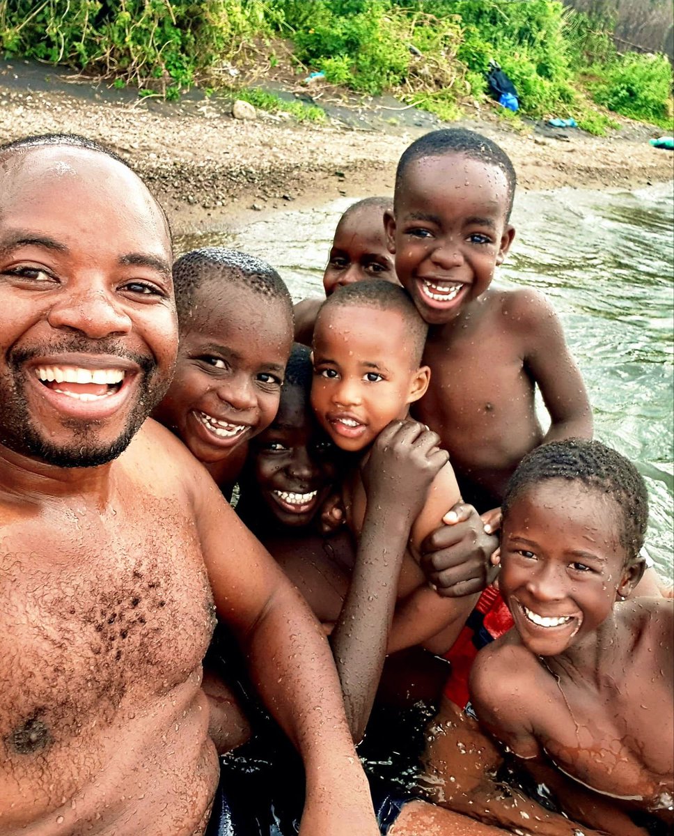 silasjakakimba's tweet photo. OUR FAMOUS VILLAGE POOL. Wazungus called it Lake Victoria, Jonam call it Nam Lolwe. Life is so easy, simple and carefree down there. #Fisherfolk #BoysClub. https://t.co/QbqWyCFDoZ