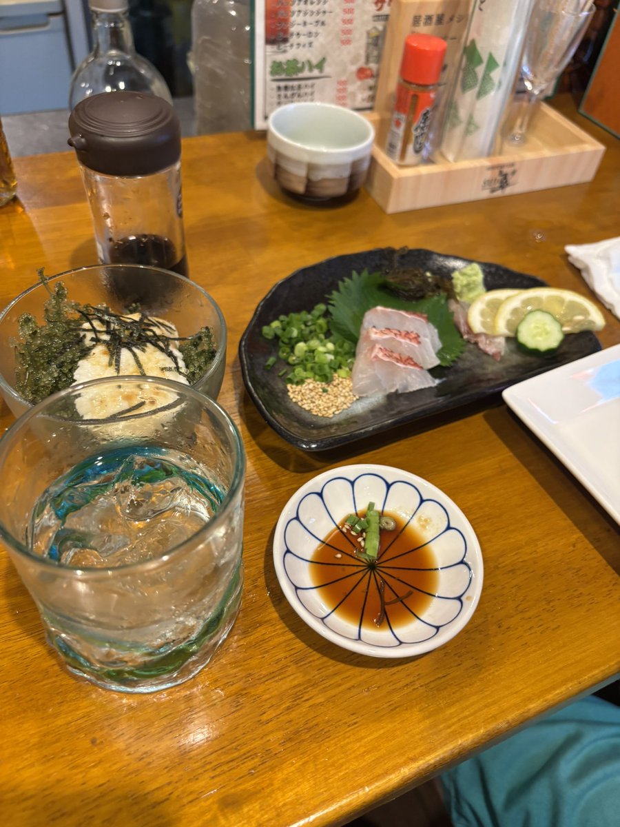 Eleonola1's tweet photo. 沖縄tour Stage1
昨夜『浦添groove with TOCOBS』
ありがとうございました‼︎
面白かった！沖縄のミュージシャンは本当に面白い。
実感出来る、こんな私の居場所なんだ。
TOCOBS最高✨
優しいお客様に囲まれて私も涙が出るほど気持ちよく歌えました！

今日はイキナリOFF。
当初は、何だか休んでいいのかな、と思いましたが、那覇も暴風警報が出たり、飛行機は欠航になったり、中止になったライブがあったり、で、
今日のOFFはめちゃラッキーでした！
プロデュースHollzの神的な勘に感謝🙏

オフは栄町で飲んで会いたい人に会えたよ。
沖縄の人は、台風だと、意外と呑んでるそうで。

明日はいよいよイベント『スナック・チルダイ』
#エミエレオノーラ沖縄tour2026