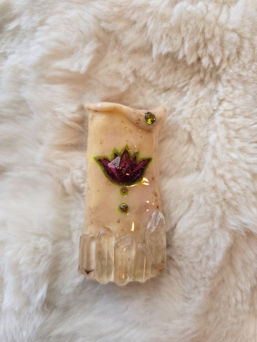 theamityshop's tweet photo. Lotus quarts crystal lighter with embedded with gold flakes sleeve available 💖 https://t.co/wS49b0JExw