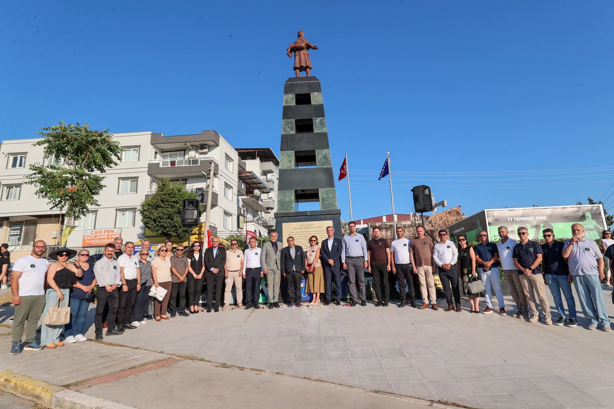 huseyinbenzer35's tweet photo. İnsanlık tarihinin en karanlık dönemlerinden biri olan Srebrenitsa’nın kurbanlarını anmak üzere bir araya geldik. Yıllar önce Avrupa’nın kalbinde yaşanan bu trajedide yitirdiğimiz masumları rahmetle andık. Srebrenitsa’yı unutmadık, acısını yüreğimizde taşımaya devam edeceğiz. https://t.co/tNcCSWeD8z