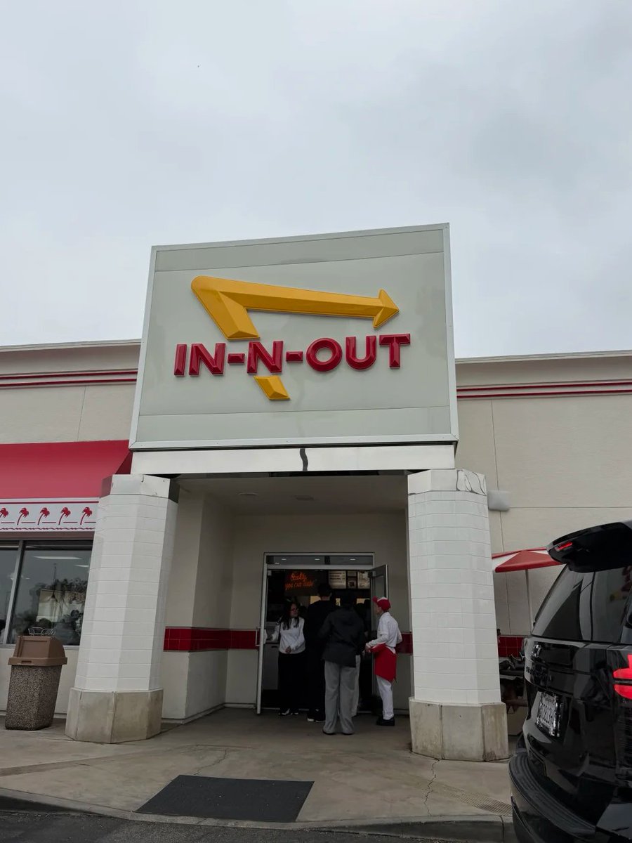 DialogueInto's tweet photo. In the afternoon, I went to the airport to pick up a friend and opened a nearby burger shop. https://t.co/kTdqDGYxEq