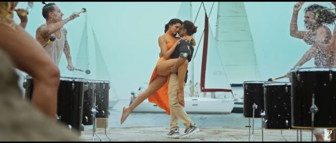 Demon98721's tweet photo. When it's your favorite star, it's 'cinema'. When it's Yash &amp; Kiara, it's 'wrong'? Double standards... 🤡

#Yash #kiaraadvani https://t.co/z5nhCf8c8y