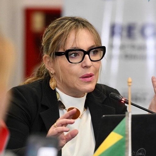 de_usp's tweet photo. O Judiciário passou a contar com mais antiga aluna da Faculdade de Direito da USP. Denise Neves Abade (Turma de 1992 da SanFran e mestre em Direito Processual Penal sob a orientação do professor Antonio Scarance Fernandes) foi nomeada desembargadora federal no TRF-3 https://t.co/gPYWK8H4ix