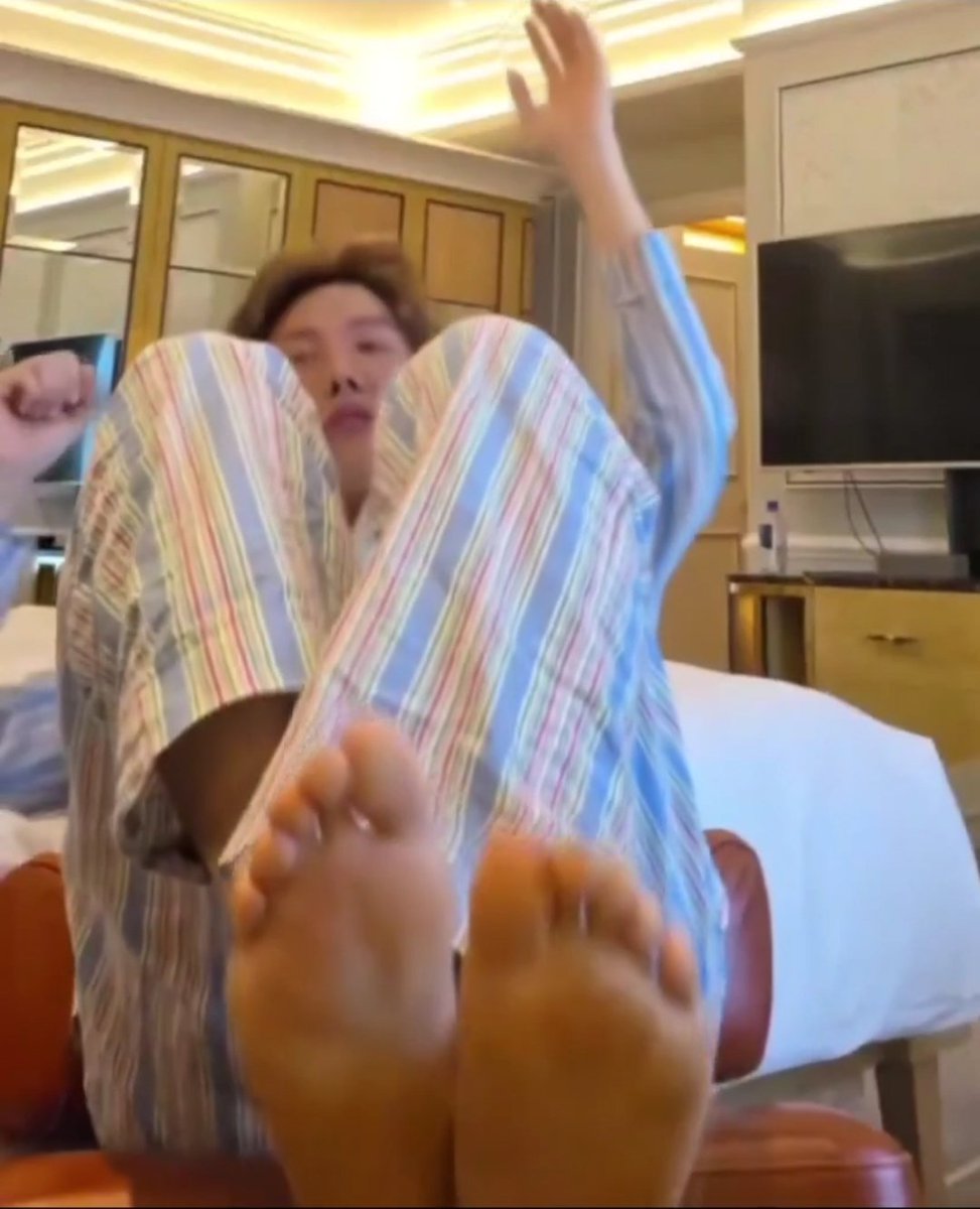 hwangjundobest2's tweet photo. Giant soles 🤤 https://t.co/tzAKqsoIYW