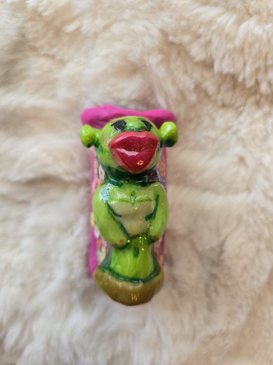 theamityshop's tweet photo. Chunky Shrek baddie sleeve available 💖✨️ https://t.co/egIQes46mo