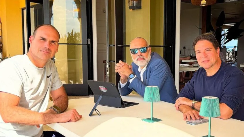 allanconta5's tweet photo. Feliz aniversário, @BolsonaroSP! Infelizmente (muitos risos) você não financiou a mansão do @tercalivre e não é bancado pelo Dugin, além de estar no exílio comigo e Ramagem. Quando isso melhorar, espero que tenhamos dias melhores. DEUS te abençoe! https://t.co/PpQPIxCPh7