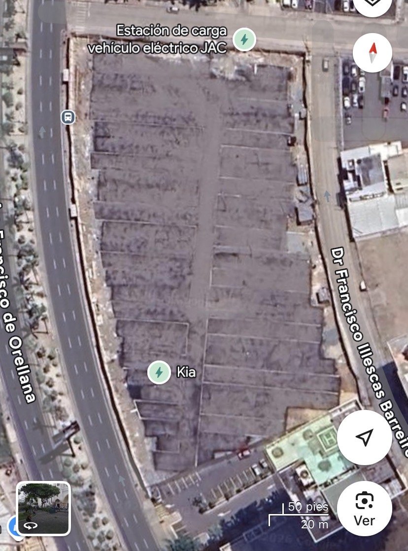 JuanYcaza1's tweet photo. Lo único "eco" de ECOPARK es el nombre. Hoy es una enorme plancha de cemento que bajo el sol de Guayaquil se convierte en un horno.

Con árboles y sombra seguiría teniendo los mismos parqueos, pero sería un verdadero pulmón para la ciudad. Hasta los residuos de poda podrían aprovecharse para hacer compost, en lugar de desperdiciarse...

A veces solo hace falta pensar un poco más allá del cemento.