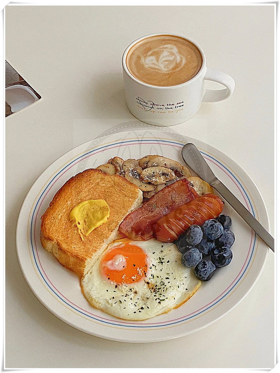 borys3004's tweet photo. [Breakfast win: fluffy toast with avocado slices + a drizzle of honey, perfect start to a busy day! ] https://t.co/GyfLejjsSy
