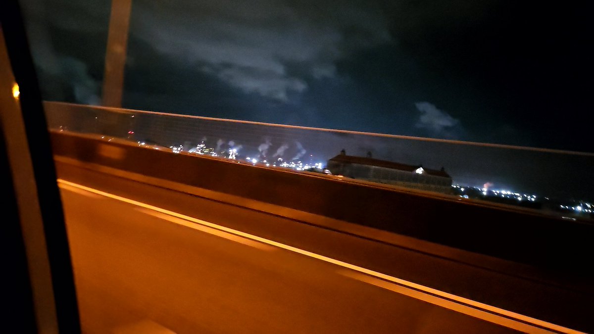 harumagram's tweet photo. 名古屋から大阪に帰る途中の伊勢湾岸道を走行中、名港の橋から見える(左手に)工場の夜景がマッドマックスな世界観すぎてアガる！✨✨✨✨
運転しながらなので全く伝わらない画像ですww https://t.co/mPAastkLSm