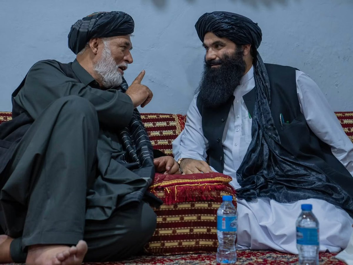 Spaziri786's tweet photo. خ/لیفه صاحب ارواښاد شاپور ځدراڼ، ته د دعا او د هغه له کورنۍ سره د غمرازۍ په موخه د هغوی کورته ته تشریف یووړ.
قدرمن خ/لیفه صیب د شاپور ځدراڼ د کورنۍ سربېره د  ملي لوبډلې لوبغاړو ته هم د تسلیت مراتب وړاندې کړل.
خ/لیفه صاحب، شاپور یو پیاوړی او پر ولس ګران ځوان وباله، . https://t.co/OlAddQ5Gxs