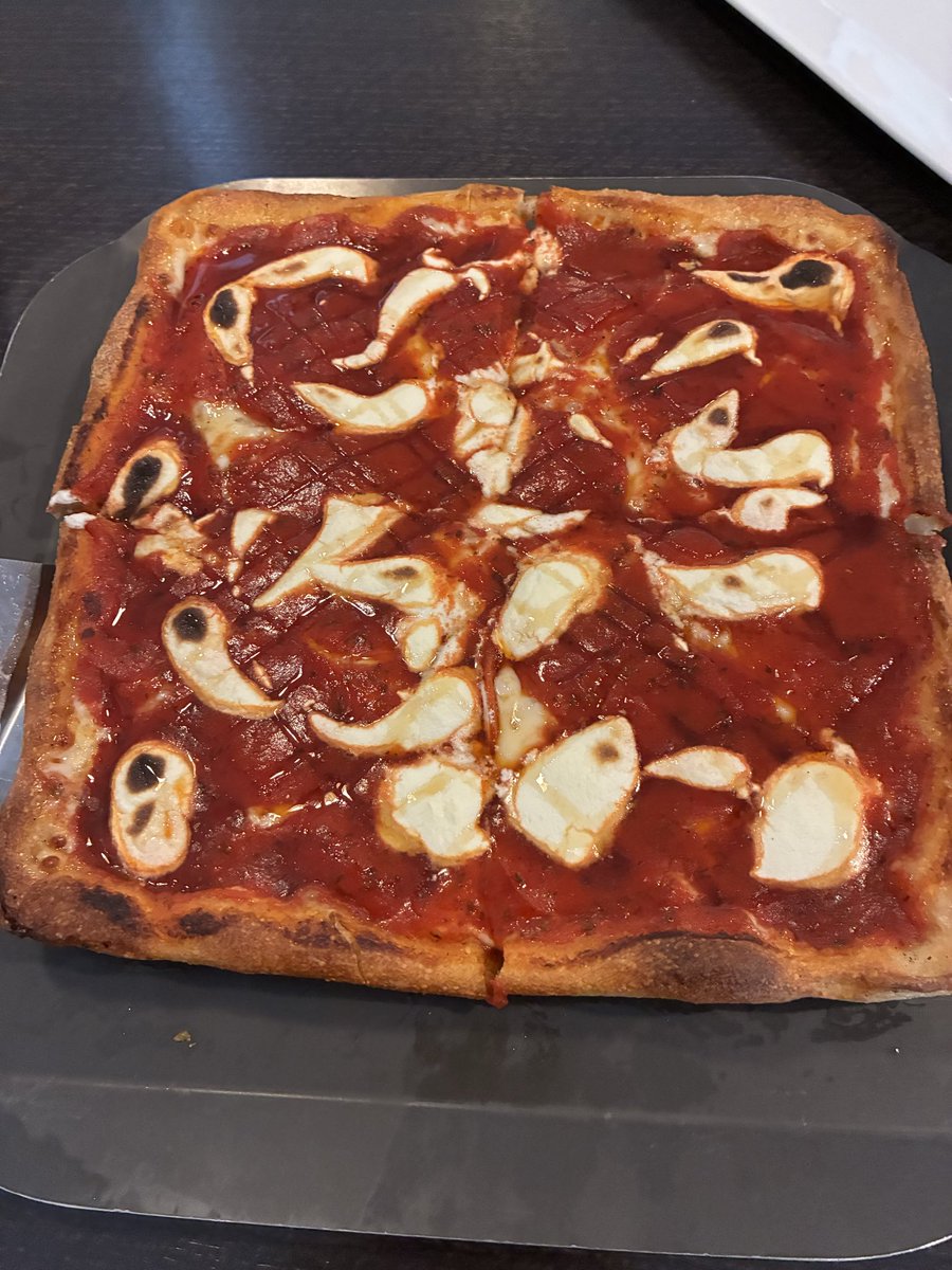 JSchmeltzer529's tweet photo. Proof of MFing pizza. #Santuccis #HotHoneyPepperoni #YourMomGoesToCollege https://t.co/tZ5GCa40Rr