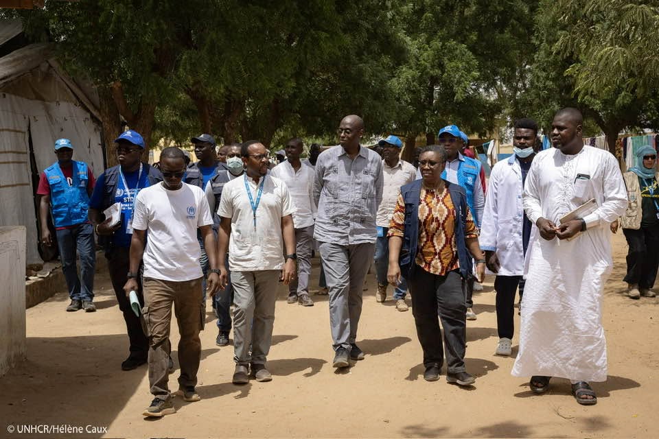 OmsTchad's tweet photo. Conduite par @RaoufMazou, une mission conjointe @Refugees &amp; @WHO s'est rendue dans l'Est du 🇹🇩 pour évaluer la réponse aux réfugiés 🇸🇩. Visites de structures de santé, échanges avec les communautés &amp; plaidoyer pour renforcer le système de santé au bénéfice des réfugiés &amp; hôtes. https://t.co/K2SGDlif7u