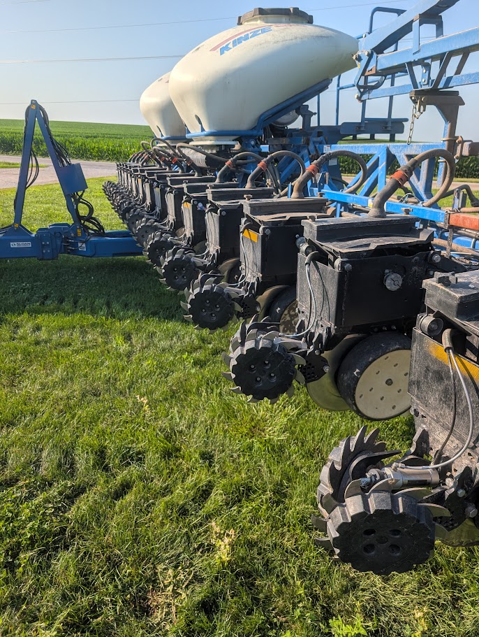 BottomLineSolu1's tweet photo. Another planter upgraded and ready to perform for 2027! 📷
We recently completed a Precision Planting CleanSweep installation on a Kinze 3600 planter with 31 Yetter narrow-row row cleaners, giving this grower the ability to make instant row cleaner adjustments from the cab. https://t.co/0bxVDaLjMQ