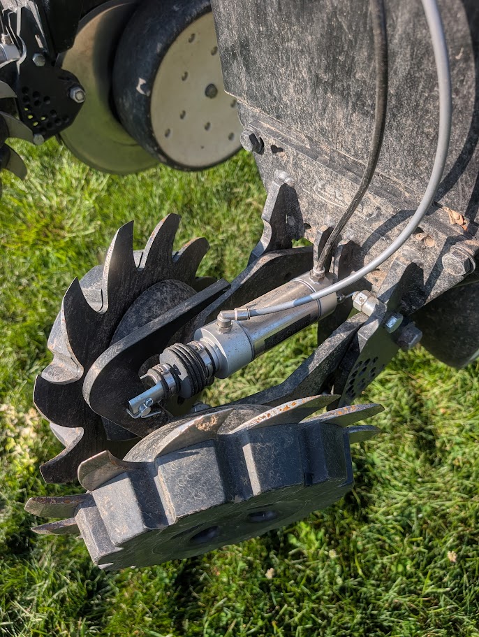 BottomLineSolu1's tweet photo. Another planter upgraded and ready to perform for 2027! 📷
We recently completed a Precision Planting CleanSweep installation on a Kinze 3600 planter with 31 Yetter narrow-row row cleaners, giving this grower the ability to make instant row cleaner adjustments from the cab. https://t.co/0bxVDaLjMQ