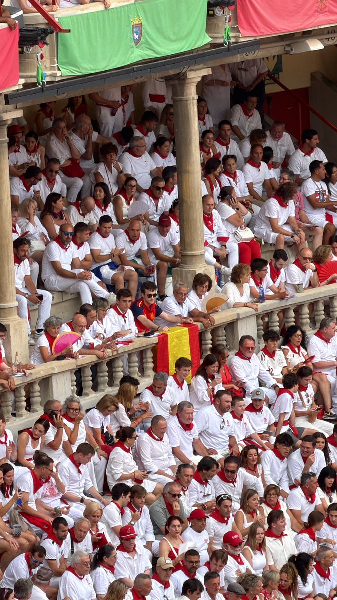 squadraXI's tweet photo. Está entretenida la cosa en la grada la corrida de San Fermín hoy. 

Primero, la zona de Peñas despliega esta pancarta. 

Después, lío en otro sector por sacar una bandera de España. https://t.co/DWkGUtVByf