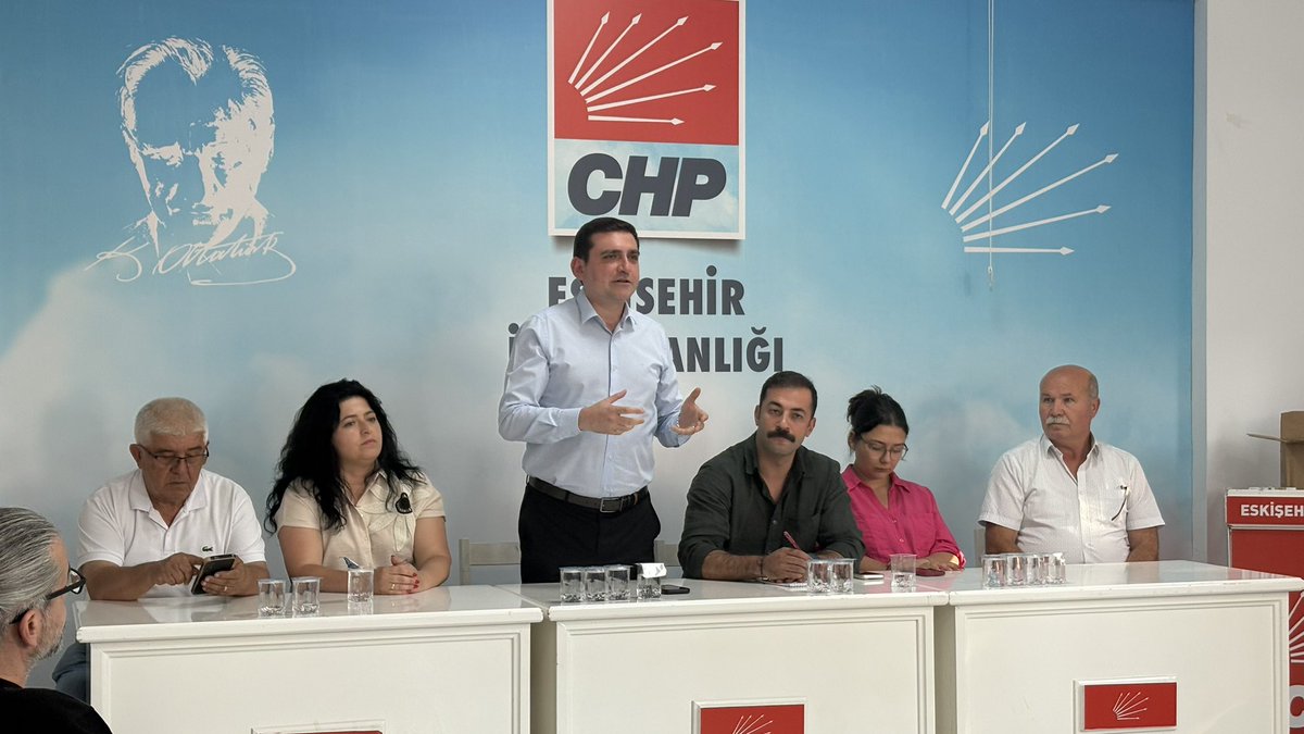 avtalatyalaz's tweet photo. 📍 Tepebaşı Mahalle Sorumlularımız ile Birlikteyiz.

Tepebaşı İlçe Başkanımız Tevfik Yıldırım, ilçe örgütümüz ve mahalle sorumlularımız, İl Başkanlığımıza destek ve dayanışma ziyaretinde bulundu.

Bu anlamlı ziyaret, örgütümüzün birlik ve beraberlik ruhunu bir kez daha ortaya koydu. Dayanışmamızı büyüterek, omuz omuza mücadelemizi kararlılıkla sürdüreceğiz. Nazik ziyaretleri ve güçlü destekleri için Tepebaşı İlçe Örgütümüze teşekkür ediyoruz.