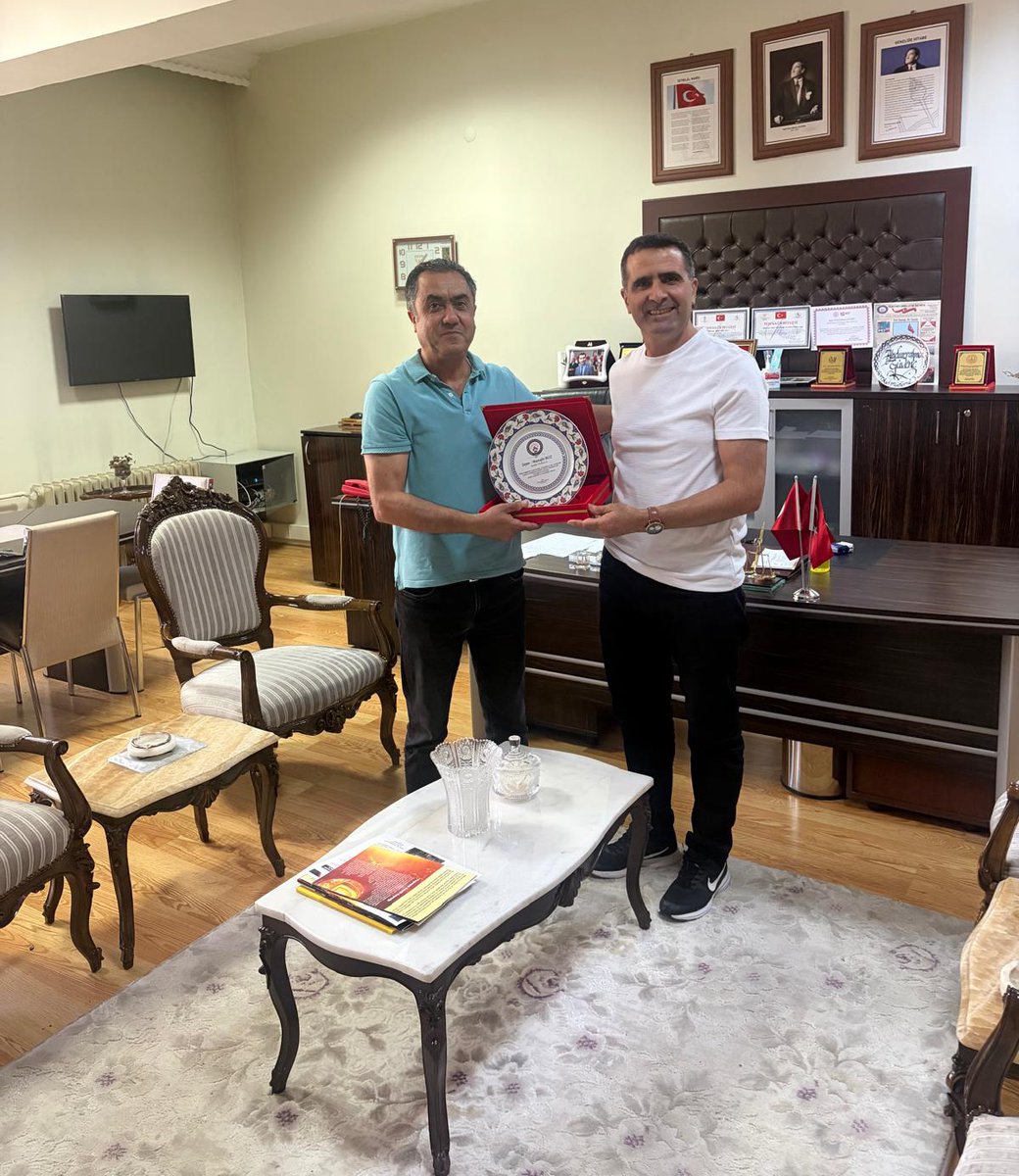 evrehim23's tweet photo. Okulumuzda yaklaşık 9 yıl görev yaptıktan sonra görev yeri değişen Müdür Yardımcımız Mustafa Boz'a yapmış olduğu hizmetten dolayı çok teşekkür eder, yeni görev yerinde başarılar dilerim. https://t.co/uJdX9sMhEW