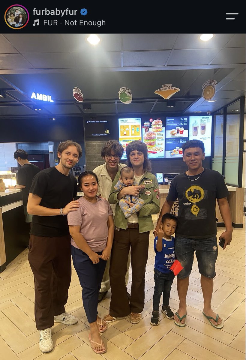 jiwaterbuang's tweet photo. Furbabyfur band asal Inggris yang sedang melakukan konser di Indonesia, terlihat berfoto dengan penggemar mereka, dan menariknya ada satu bocil menggunakan jersey Persib berpose mengacungkan jari tengah. 😂

Maksudnya  “fvck u we’re from Bandung” mungkin ya? 😭😭😂 https://t.co/rSCPWgXR8u