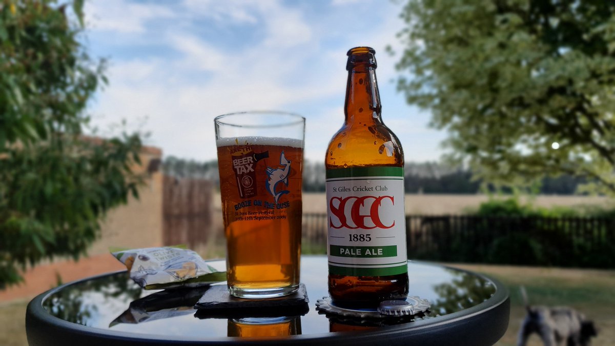 moneight's tweet photo. A bottle of this rather excellent @LordConrads' pale ale and some black olive twists in the garden on a sunny evening. Classy π±π€π»
#FridayNighter #IndieBeer #beersnacks https://t.co/cp0eBzNZNJ