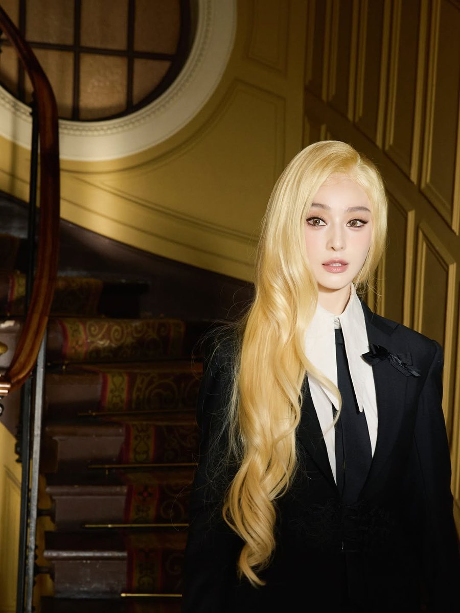 THEOGNARCOMAMBA's tweet photo. fan bingbing has been through worse and she's still smiling https://t.co/D3TRQpespS