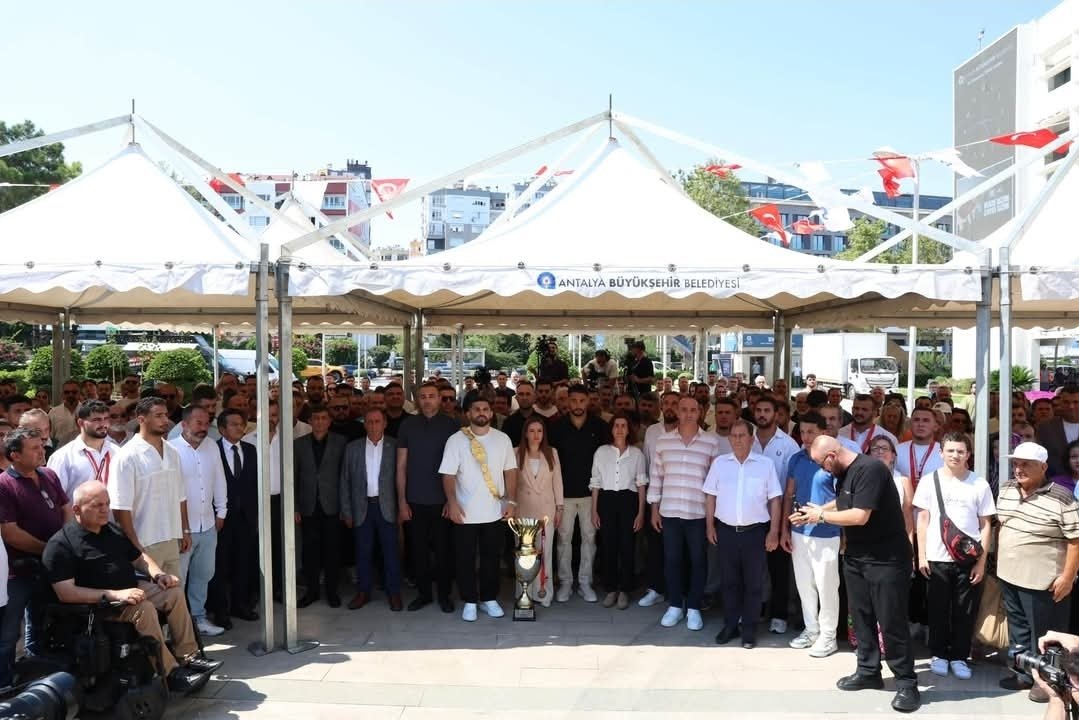 Mvmustafaerdem's tweet photo. Tarihi Kırkpınar Güreşleri’nde Altın Kemer’i yeniden Antalya’mıza kazandıran Başpehlivanımız Erkan Taş’ı, dereceye giren güreşçilerimizi  büyük bir coşkuyla karşıladık.

Güreşçilerimizi yürekten kutluyor, Antalya Büyükşehir Belediyemize ve katkı sunan herkese teşekkür ediyorum. https://t.co/L9bObdgmzg
