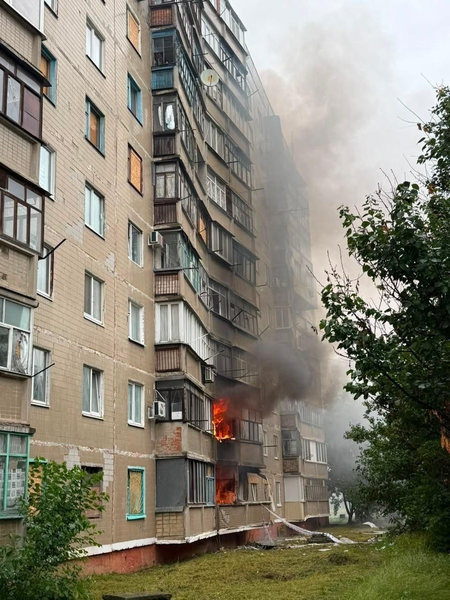 pepel_klaasa's tweet photo. 4 people killed, 13 injured in Russian airstrike on the Kramatorsk community.

Russian forces dropped seven guided aerial bombs on Kramatorsk and Bilenke. One bomb hit an apartment building, another a store, while the rest struck residential areas. Among the dead is a 14-year-old child. Rescue operations are ongoing, and the toll may rise. 💔🇺🇦