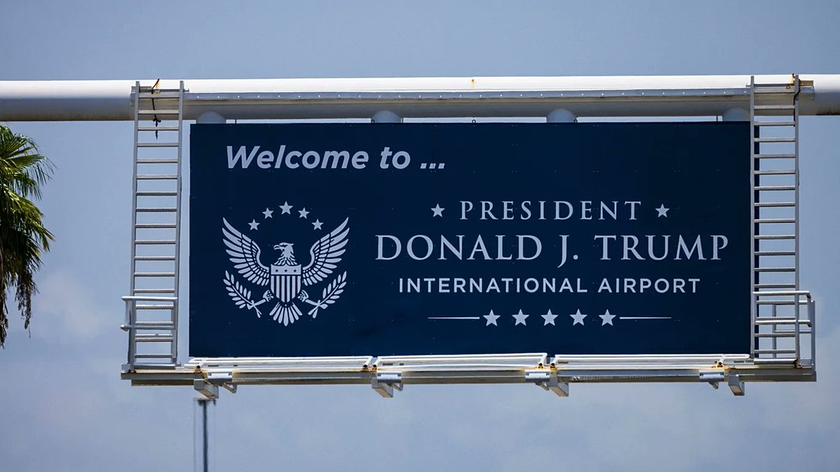 marcoaguiro's tweet photo. Si el presidente de EE.UU. le pone su nombre a un aeropuerto, ¿porque una gobernadora no le ha de poder poner el nombre de la primer gobernadora a un salón del Palacio de Gobierno?

El Aeropuerto Internacional de Palm Beach, Florida, oficialmente ya se llama Aeropuerto Internacional Presidente Donald J. Trump.

Con esto, Trump se convierte en el primer presidente estadounidense en activo en tener un aeródromo en su honor.
https://t.co/CrGthYY2pi